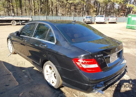 2014 Mercedes-Benz C 300 Luxury 4Matic/Sport 4Matic z USA, uszkodzony, nr VIN WDDGF8ABXEA953513